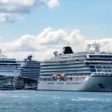 Mehrere Kreuzfahrtschiffe liegen im Hafen, ein Zeichen für die florierende Branche und gute Aussichten für Kreuzfahrt Aktien.
