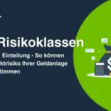 Grafik zeigt eine Geldtasche, Münzen, Taschenrechner und Würfel mit der Aufschrift "RISK". Sie erklärt ETF-Risikoklassen und wie man das Marktrisiko bestimmt.