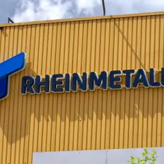Rheinmetall-Logo auf gelber Fassade. Investoren blicken gespannt auf die Rheinmetall Aktie Prognose 2026.