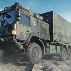 Ein schweres Militärfahrzeug von Rheinmetall, getarnt und auf unwegsamem Gelände.