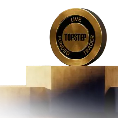 Goldene Münze mit "TOPSTEP FUNDED TRADER LIVE" auf Podest.