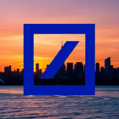 Sonnenuntergang über einer Skyline mit dem Logo der Deutschen Bank. Die deutsche Bank Aktie Prognose 2026 könnte von dieser Aussicht inspiriert sein.