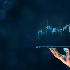 Hand hält Tablet mit aufsteigendem Chart, ideal für einen Daytrading Simulator.