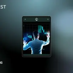 Mann interagiert mit Börsendaten auf einem Tablet. Ein **introducing broker** nutzt Technologie für Vermögensverwaltung.