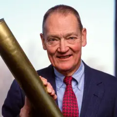 John C. Bogle, Gründer von Vanguard, hält eine Messingrolle, die seine Vision für kostengünstige Investitionen symbolisiert.