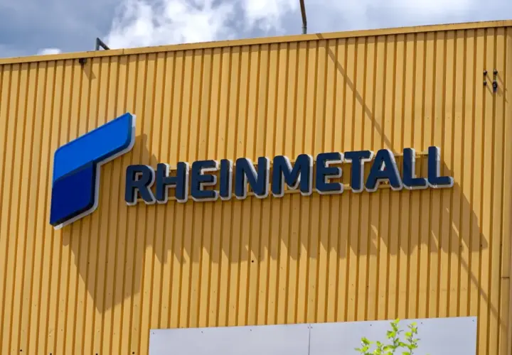 Rheinmetall-Logo auf gelber Fassade. Investoren blicken gespannt auf die Rheinmetall Aktie Prognose 2026.