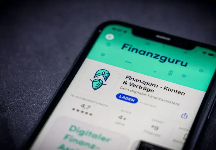 Ein Smartphone zeigt die App "Finanzguru - Konten & Verträge". Der finanzguru testet die Funktionen dieser App.