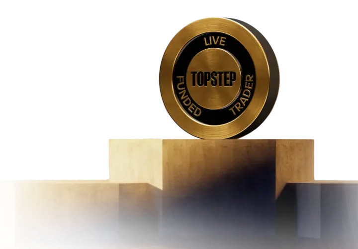Goldene Münze mit "TOPSTEP FUNDED TRADER LIVE" auf Podest.