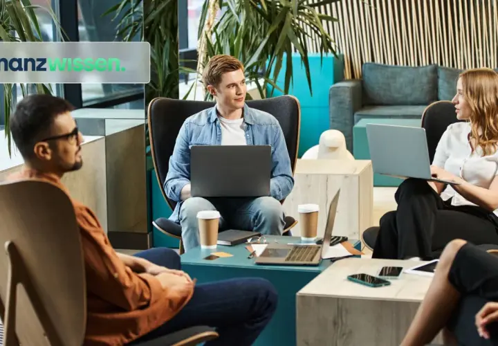Menschen diskutieren über Finanzwissen, vielleicht über Amundi oder iShares, in einem modernen Büro mit Laptops und Kaffee.