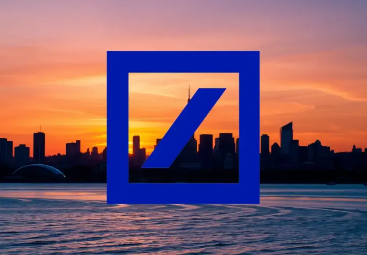 Sonnenuntergang über einer Skyline mit dem Logo der Deutschen Bank. Die deutsche Bank Aktie Prognose 2026 könnte von dieser Aussicht inspiriert sein.