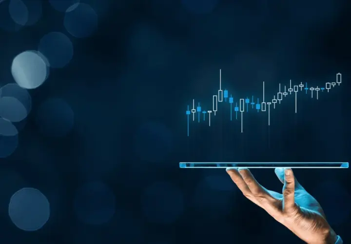 Hand hält Tablet mit aufsteigendem Chart, ideal für einen Daytrading Simulator.