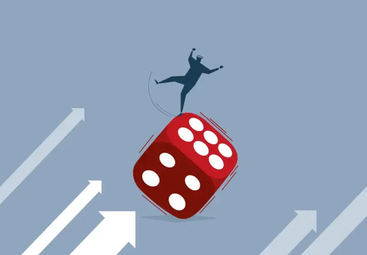 Mensch auf Würfel balancierend, symbolisiert Risiko bei Investitionen wie einem Hebel ETF. Pfeile deuten auf steigende Kurse.