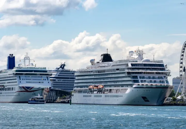 Mehrere Kreuzfahrtschiffe liegen im Hafen, ein Zeichen für die florierende Branche und gute Aussichten für Kreuzfahrt Aktien.