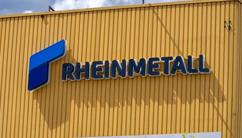 Rheinmetall-Logo auf gelber Fassade. Investoren blicken gespannt auf die Rheinmetall Aktie Prognose 2026.