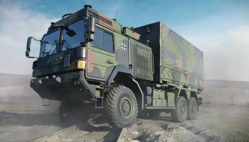 Ein schweres Militärfahrzeug von Rheinmetall, getarnt und auf unwegsamem Gelände.