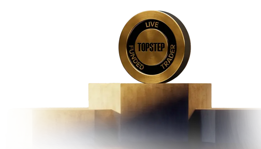 Goldene Münze mit "TOPSTEP FUNDED TRADER LIVE" auf Podest.