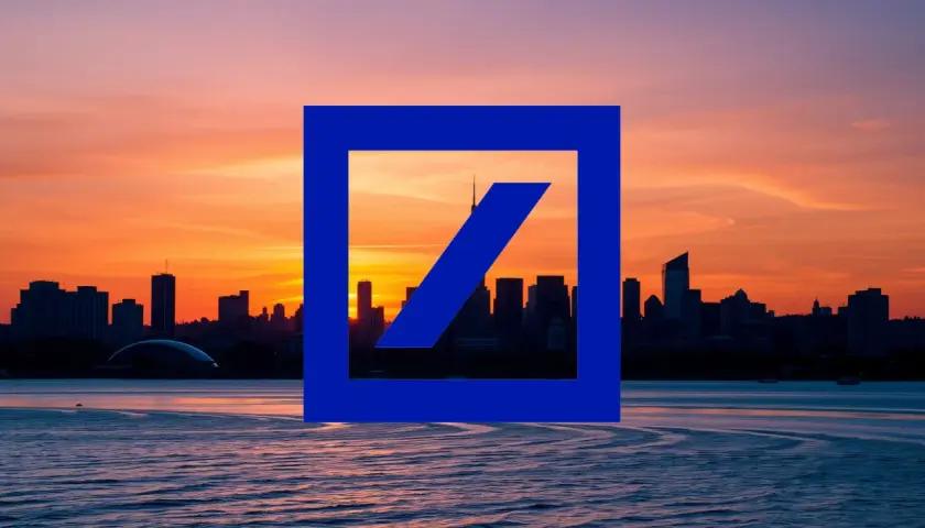 Sonnenuntergang über einer Skyline mit dem Logo der Deutschen Bank. Die deutsche Bank Aktie Prognose 2026 könnte von dieser Aussicht inspiriert sein.