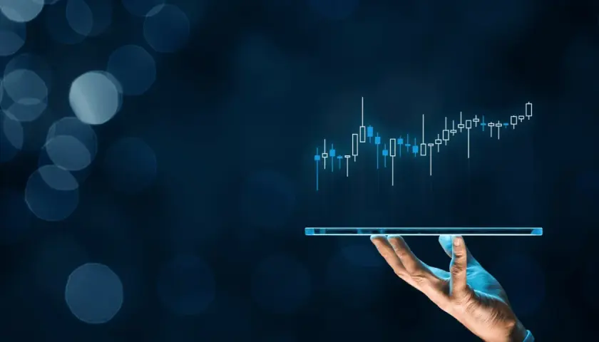 Hand hält Tablet mit aufsteigendem Chart, ideal für einen Daytrading Simulator.