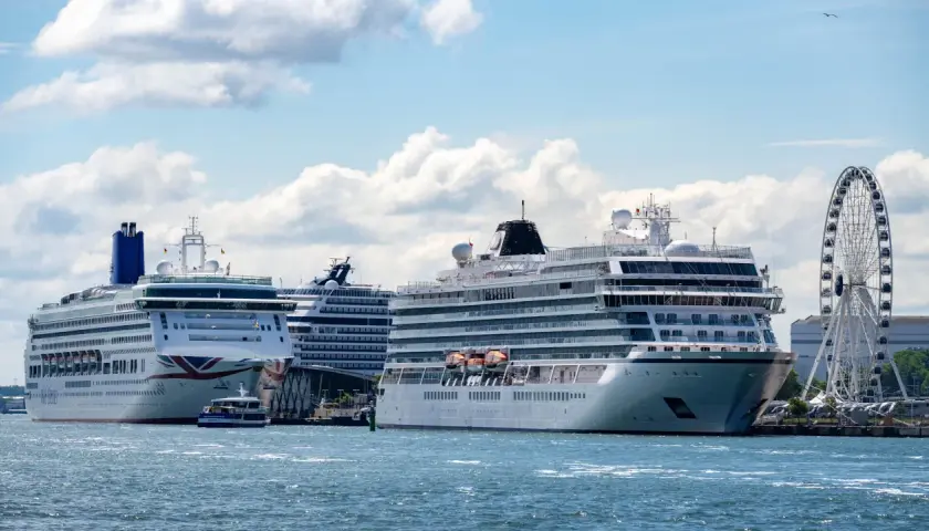 Mehrere Kreuzfahrtschiffe liegen im Hafen, ein Zeichen für die florierende Branche und gute Aussichten für Kreuzfahrt Aktien.