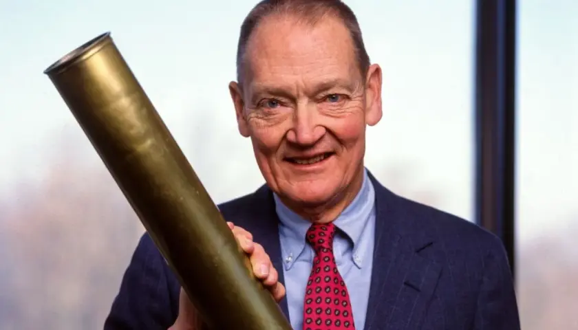 John C. Bogle, Gründer von Vanguard, hält eine Messingrolle, die seine Vision für kostengünstige Investitionen symbolisiert.