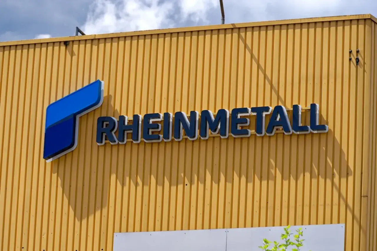 Rheinmetall-Logo auf gelber Fassade. Investoren blicken gespannt auf die Rheinmetall Aktie Prognose 2026.