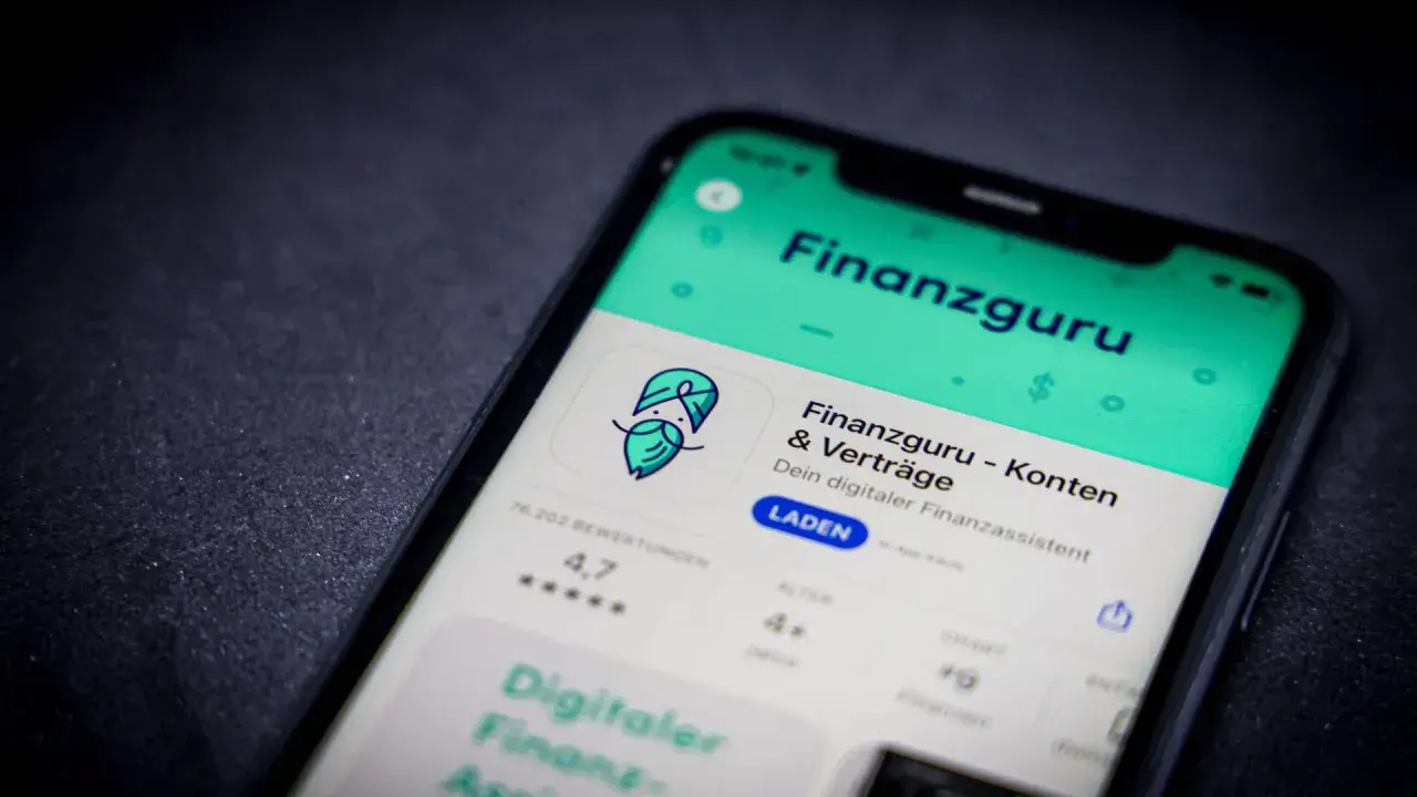 Ein Smartphone zeigt die App "Finanzguru - Konten & Verträge". Der finanzguru testet die Funktionen dieser App.