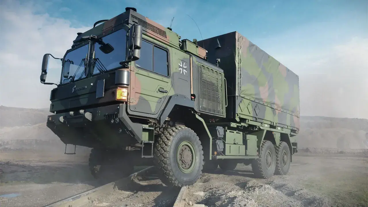 Ein schweres Militärfahrzeug von Rheinmetall, getarnt und auf unwegsamem Gelände.