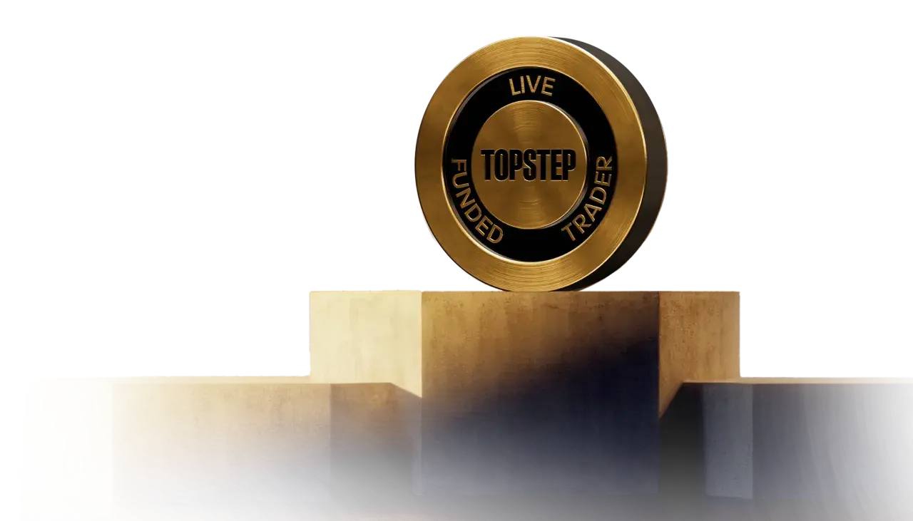 Goldene Münze mit "TOPSTEP FUNDED TRADER LIVE" auf Podest.