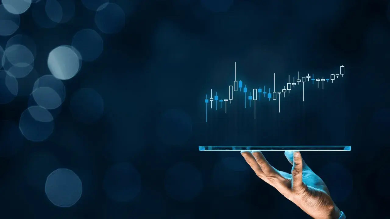 Hand hält Tablet mit aufsteigendem Chart, ideal für einen Daytrading Simulator.