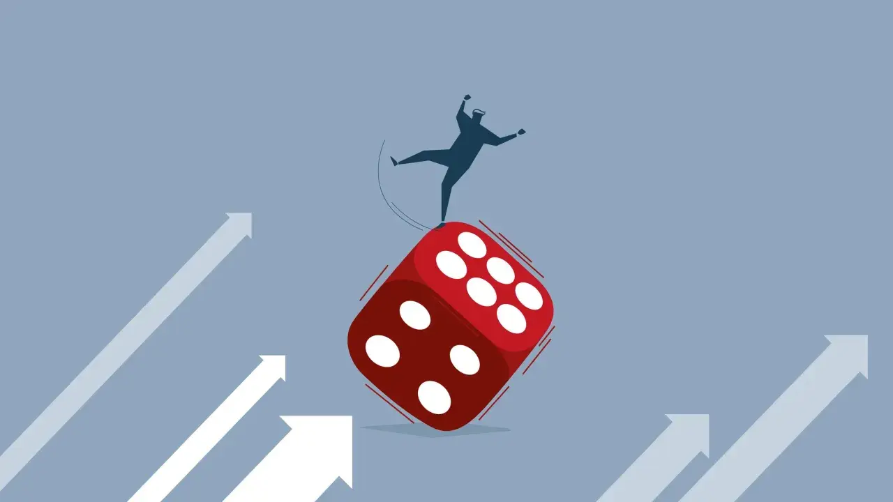 Mensch auf Würfel balancierend, symbolisiert Risiko bei Investitionen wie einem Hebel ETF. Pfeile deuten auf steigende Kurse.