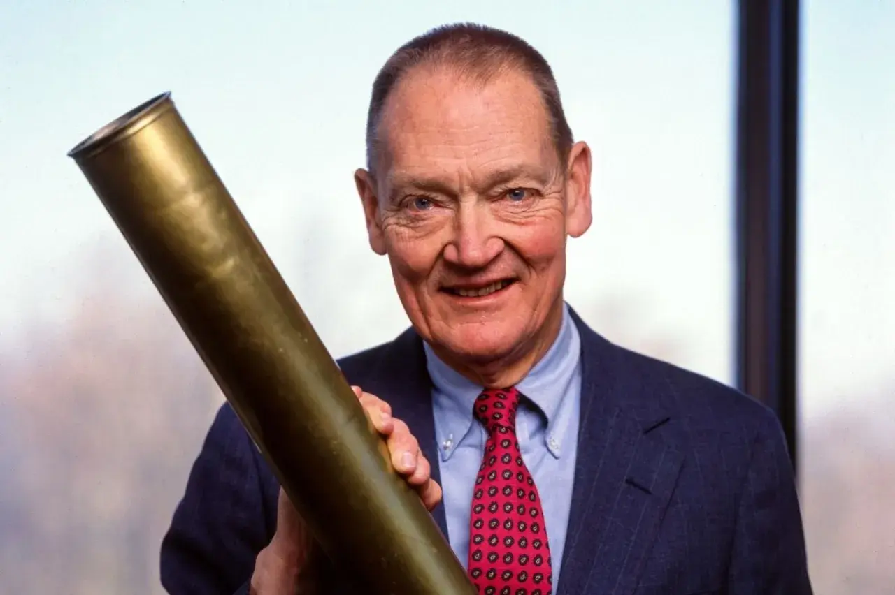 John C. Bogle, Gründer von Vanguard, hält eine Messingrolle, die seine Vision für kostengünstige Investitionen symbolisiert.