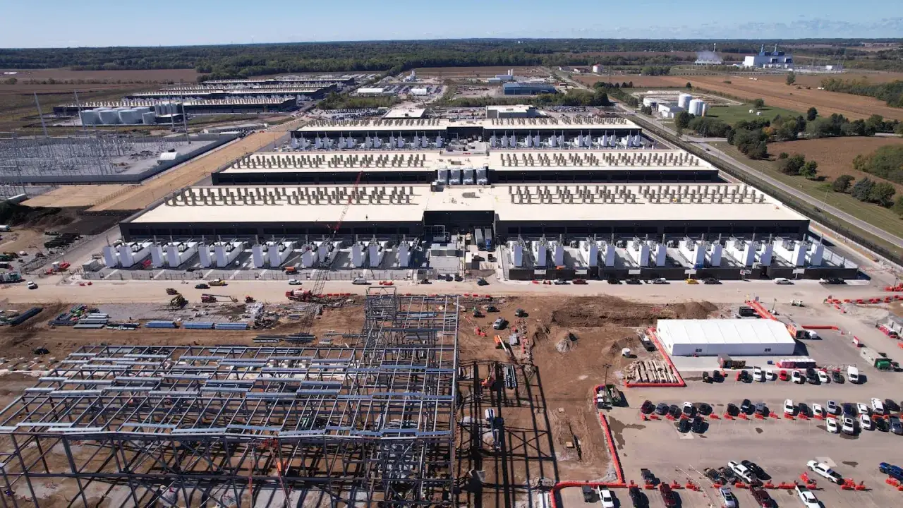 Gro&szlig;e Serverfarm im Bau, die die Grundlage f&uuml;r die amazon-aktie prognose bildet. Viele Geb&auml;ude und Stahlkonstruktionen sind sichtbar.