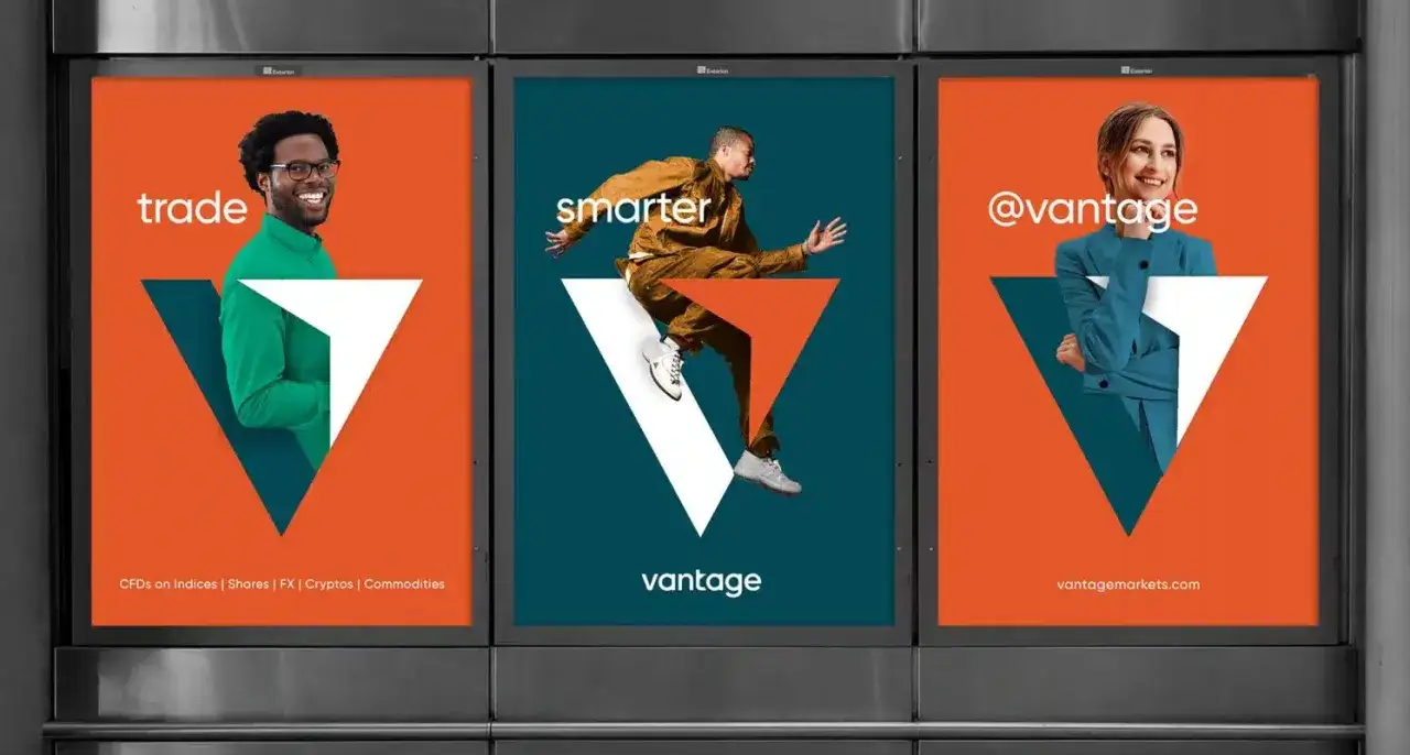 Drei Plakate mit dem Logo von Vantage. Ein Mann l&auml;chelt, ein anderer springt, eine Frau blickt nachdenklich. Gute vantage broker erfahrungen sind hier zu finden.