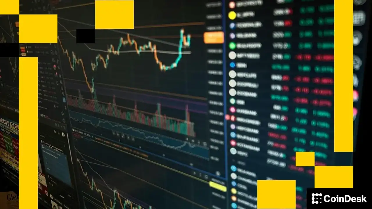 B&ouml;rsencharts zeigen volatile Kurse. Larry R. Williams' Analysen k&ouml;nnten hier Einblicke geben. Gelbe Bl&ouml;cke und das CoinDesk-Logo.