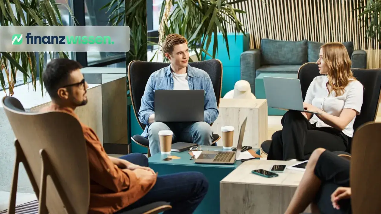 Drei Personen diskutieren über Finanzthemen, vielleicht über ETFs von Amundi oder iShares, in einem modernen Büro.