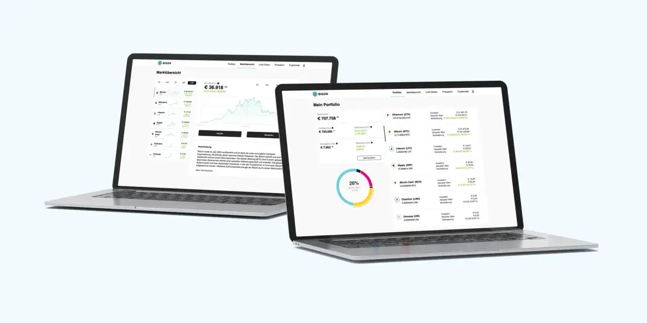 Zwei Laptops zeigen die Bison App mit Krypto-Portfolios und Markt&uuml;bersichten. Hier siehst du deine Bison App Erfahrungen im &Uuml;berblick.