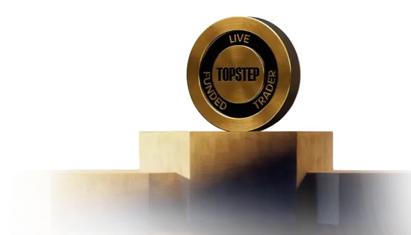Goldene Münze mit "TOPSTEP FUNDED TRADER LIVE" auf Podest.